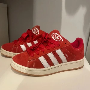 Röda Adidas Campus sneakers - Säljer ett par snygga röda Adidas Campus sneakers, väldigt fint skick. Säljer billigt då jag vill bli av med dom. ❤️