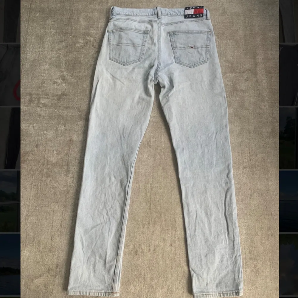 Jag har vuxit ur mina ljus blåa/vita Tommy Hilfiger jeans så säljer därför dem. Bara att fråga om du undrar något. Köpte dem nya för runt 1 900kr. Jeans & Byxor.