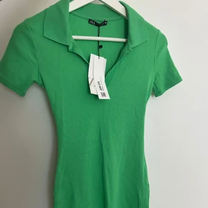 Grön klänning - Helt ny oanvänd klänning från zara. Har aldrig kommit till användning så därför säljer jag! 
