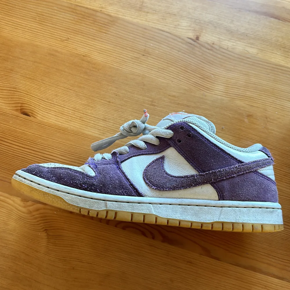 Nike dunks köpta på en skatebutik, har kvitto. Strlk 41. Nypris: 1500 mitt pris 499. Skor.