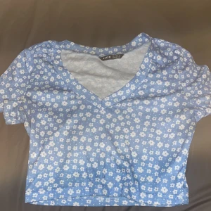 Blommig topp - Fint skick, knappt använd. Skönt material. Skriv för frågor, tryck på ”Köp” för att underlätta för oss båda🤍🤍