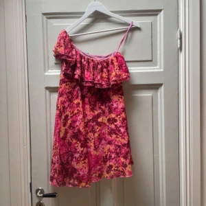 One shoulder klänning - Bra skick