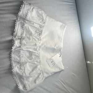 Mini skirt med spets - En super snygg minikjol som aldrig använts och är helt ny från butik! Pris kan diskuteras.Jag säljer kjolen pågrund av att den var för kort för min smak och en aning tajt i rumpan ❤️ Nypriset var 329! Säljer för 250 eftersom den är helt ny från butik!