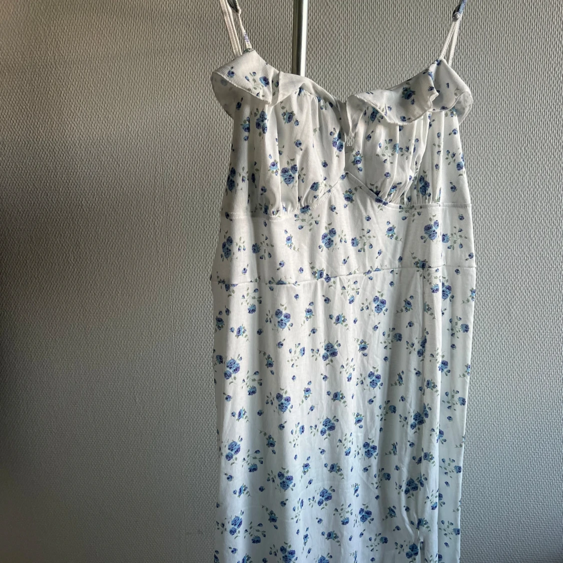 Vit blommig sommarklänning - 90