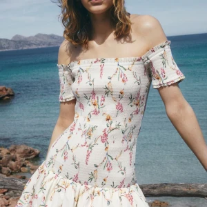 Hm klänning  - Så himla fin klänning från hm som tyvärr inte kom till användning. Helt ny aldrig använd!💞 helt slutsåld 