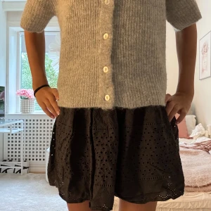 Volang kjol med mönster💕💕💕 - Så söt svart kjol med mönster!! Köpt för länge sedan från h&m🥰🥰