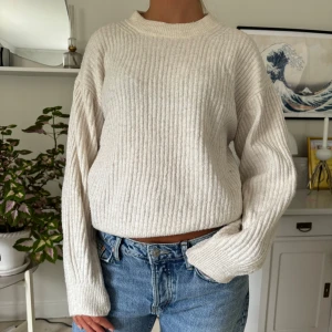 Stickad tröja  - Vit stickad tröja 