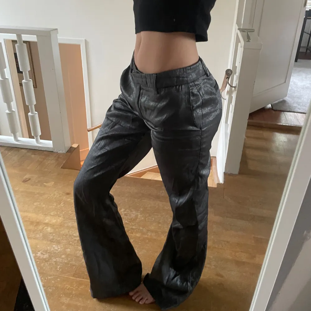 jättecoola Bootcut kostymbyxor/partybyxor från WERA i strlk 34💘De säljs inte längre i affär utan köpte vintage för ca 1000 kr. De har fickor och en liten defekt som visas på sista bilden💞. Jeans & Byxor.