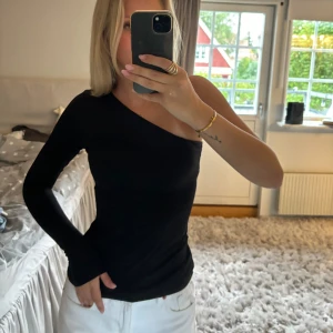 Oneshoulder topp - Oneshoulder topp i tshirt material med långa ärmar❣️