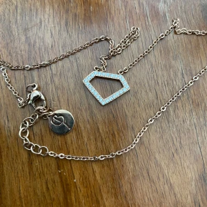 Edblad vackert halsband  - Vackert halsband i form av en diamant från Edblad. Nytt i stål och med en längd på 44 cm, justerbart.