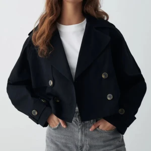 Kappa svart Gina tricot  - Jätte fin svart kappa från Gina som jag bara använt ett par gånger! Storlek S och köpt för 599