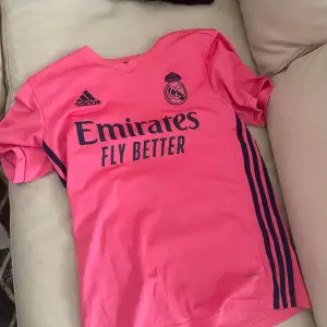 Real Madrid T-shirt väldig bra skick 