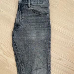 Levi’s jeans  - Hej! Säljer mina Levis 551 byxor då dom ej använda längre. Skick är 10/10, inga defekter. Väldigt snygga jeans inför vintern🤗 hör av dig om du undrar över minsta lilla👍 Nypris: 1200