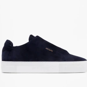 Marin blå Arigato söker storlek 38-39 - Hej! Söker marin blå Arigato skor för ungefär 0-1000kr bra skick. O