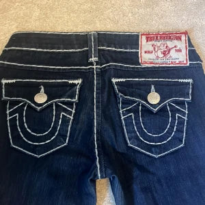 True religion jeans - 🎀true religion jeans  🎀Low waist 🎀straight  🎀midjemått-80 🎀innerbenslängd-88 Säljer då dem inte kommer till användning, skriv privat för mer info eller bilder! Priset kan diskuteras