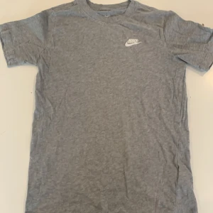 Grå Nike t-shirt - Grå Nike t-shirt  Nypris 199 Säljs för 29kr