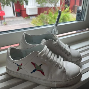 Arigato skor - Sååå snygga Arigato skor i storlek 37 som jag tyvärr säljer för att dom blivit försmå.Använd ett fåtal gånger,nypris 2200.Dustbag och orginal förpackning ingår