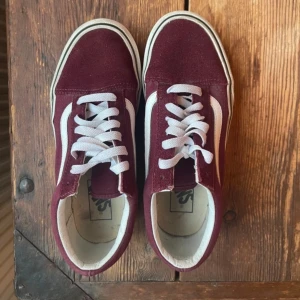 Vans - Vinröda vans med hög sula. Lite smutsiga på sulan vilket säkert går att tvätta bort