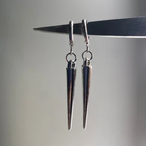 Örhängen - Hej! Säljer dessa super fina örhängena ifrån viikicom. Säljer då jag föredrar guld ❤️ 