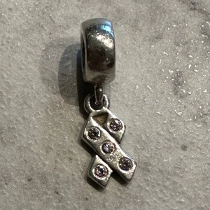 Berlock Pandora Moments  - Berlock föra att uppmärksamma bröstcancer, i silver med rosa små stenar.