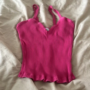 Rosa ribbad linnetopp från Zara - Säljer en superfin rosa ribbad linnetopp från Zara. Den har justerbara axelband och en söt volangkant längst ner. Perfekt för sommaren eller en festlig kväll! 💖 Aldrig använd.