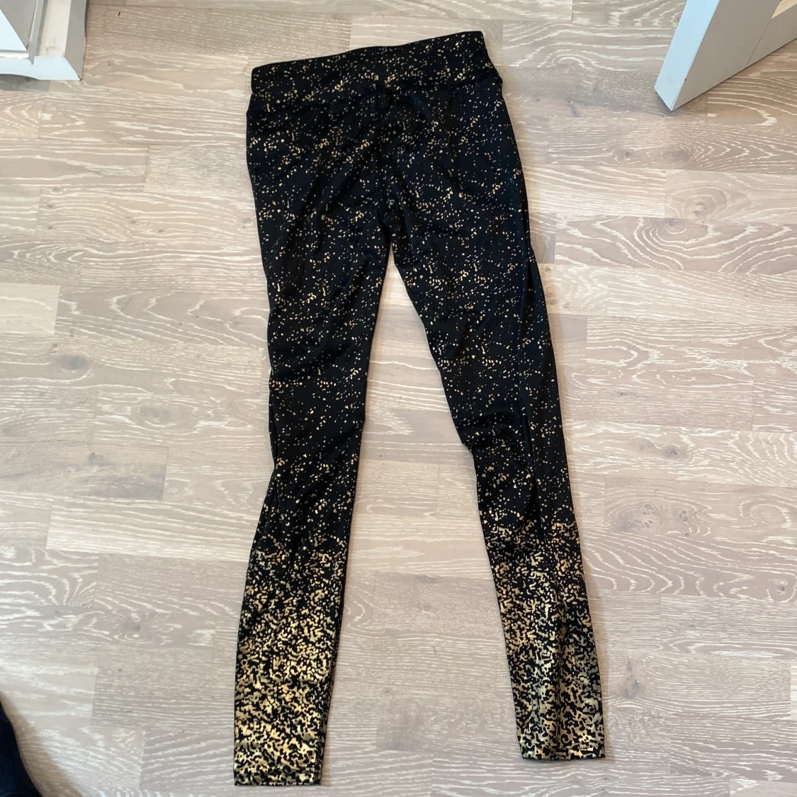 Svarta leggings med guldglitter - 90