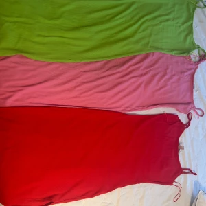 Klänning  - DEN ROSA ÄR ANVÄND. RÖD OCH GRÖN EJ ANVÄND  100 KR RÖD  100 KR GRÖN  50 KR ROSA  PRIS KAN DISKUTERAS  KAN MÖTAS UPP I GBG 