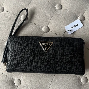 GUESS PLÅNBOK/VÄSKA - Guess Plånbok.  Utmärkt kvalitet, ny, inte använd.  Köpt för 699 kr. 💞