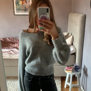 Grå stickad tröja💓💗 - Säljer en grå stickad tröja, perfekt nu till hösten🍂🍁💗