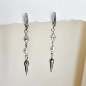 Handgjorda örhängen  - Handgjorda örhängen●Följ :@ekjewelryofficial🤲 ● 💎Material- 100% rostfritt stål ,kristall och pärlor ●Örhängeskrokar -rostfritt stål. Nickel fri. Längd -6,5cm. Vattentåliga, ändrar inte färgen! 