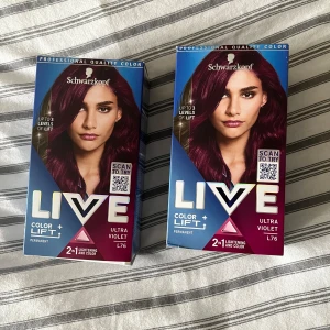 Schwarzkopf LIVE Color + Lift Ultra Violet L76 - Säljer två förpackningar av Schwarzkopf LIVE Color + Lift i färgen Ultra Violet L76. Denna permanenta hårfärg kan ljusa upp till 3 nivåer och ger en intensiv violett nyans. Perfekt för att få en djärv och levande hårfärg även på mörkt hår. Förpackningen innehåller färgkräm, handskar, vårdande balsam och instruktioner.💜