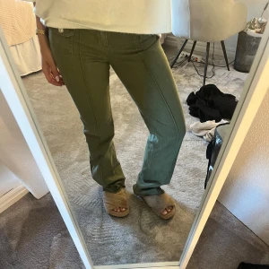 Gröna jeans från hm - Säljer dessa supersnygga slutsålda jeans från hm!! Endast använda två gånger😊😊