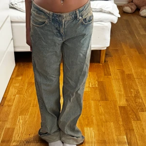 NA-KD jeans - superfina jeans, fint skick  midjemått tvärs över 35cm midjehöjd 23cm innerbenslängs 75cm