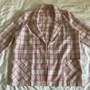 Kavaj - Rosa rutig retro kavaj köpt på Beyond Retro. Skulle säga att den är storlek M, passar även S om man vill ha den oversized.💅