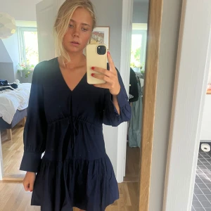 Blå klänning Other stories  - Hej jag säljer min super snygga klänning från Other stories som bara är använt ett par fåtal gånger❤️