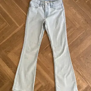 As snygga h&m jeans!!😍Skriv priv för frågor eller funderingar.💘