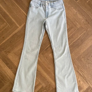 Flared H&m jeans🎀 - As snygga h&m jeans!!😍Skriv priv för frågor eller funderingar.💘