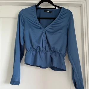 Blå långärmad blus - Blå långärmad blus från Bikbok  , bra skick 