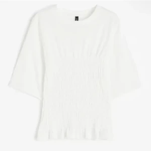 Vit tröja  - Storlek S  Kommer tyvärr inte till användning. Nydligen köpt dem i juni.