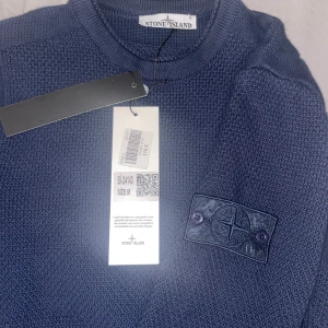 Stine island tröja - Säljer nu min stickade stone tröja. Den köptes i Paris på rea för ca 1200 kr. Men använder knappt den så dags att sälja. Det är en storlek s men passar m. De är bara att skriva om du har några som helst frågor 