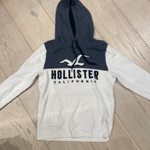 Hollister hoodie - Hoodie från Hollister i fint skick🫶🏼