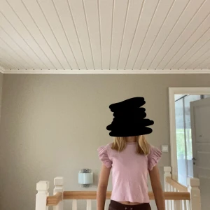 Rosa tröja  - Fin rosa tröja med volang från Gina tricot (Young) storlek 158/164, lite liten även fast det är min storlek så skulle säga lite liten i storleken. 
