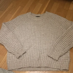 Beige stickad kofta  - Den är från lager 157, storlek Xs. Fint skick knappt använd🐆