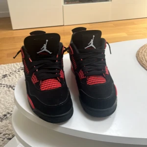 Jordan 4 red thunder strlk 42.5 - Behöver sälja mina gamla Jordan 4 ärftlig små kan även ta byten.pris kan diskuteras. Kmr med låda 