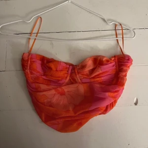 topp från zara🩷🧡💛 - en underbar somrig rosa/orange topp från zara! använd en gång🩷