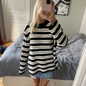 Stickad tröja - Randig stickad tröja med slits