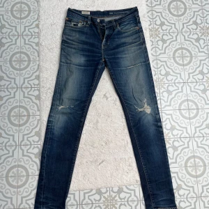 Levis jeans - Ett par sköna jeans med slitningar