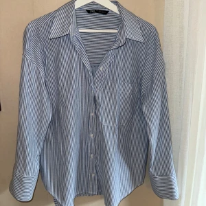 Randig oxford skjorta - Strl M från Zara.  Använd fåtalgång, nyskick.  Skicka meddelande för bilder på