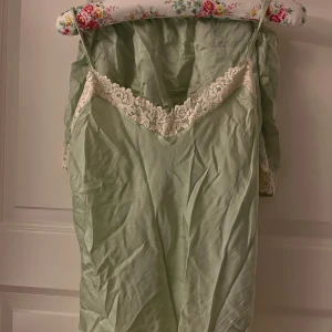 Intimissimi pyjamas - Säljer mitt set från intimissimi som inte säljs längre då det är för litet för mig. Det  är i bra skick även om det är väldigt skrynkligt just på bilderna.💗💗