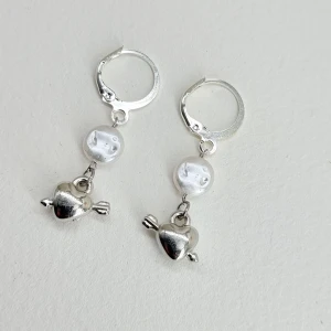 Handgjorda örhängen  - Handgjorda örhängen●Följ :@ekjewelryofficial🤲 ● 💎Material- plastik ●Örhängeskrokar -rostfritt stål. Nickel fri. Längd -3,5cm.